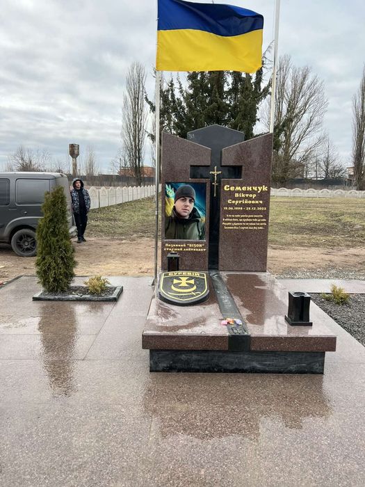 Пам'ятникі з граніту та мармуру.  Доставка та встановлення.