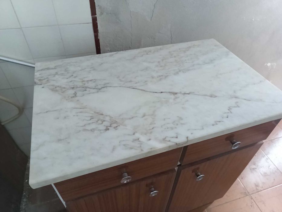 Móvel com tampo em mármore 90x80x50cm