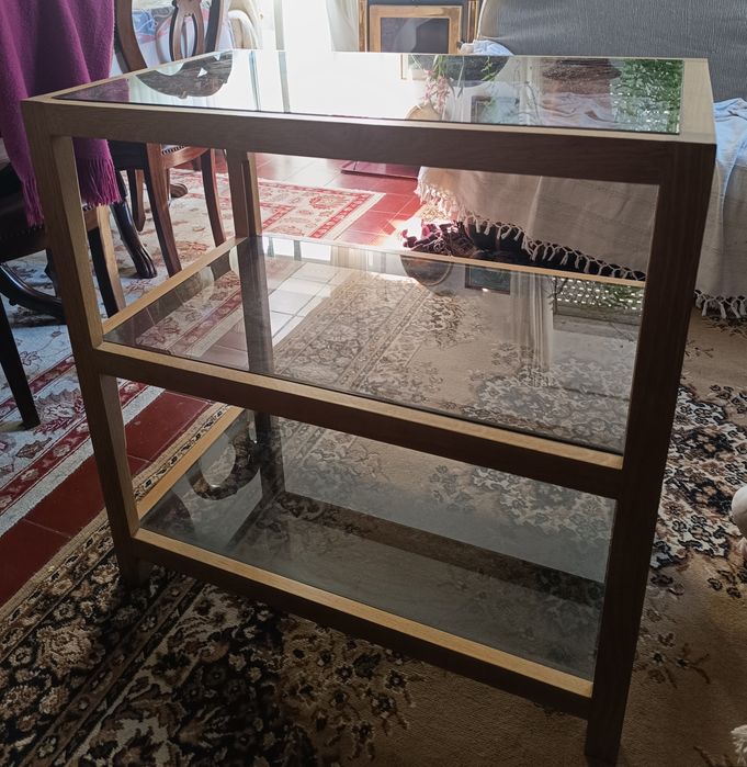 Mesa com 3 prateleiras de vidro