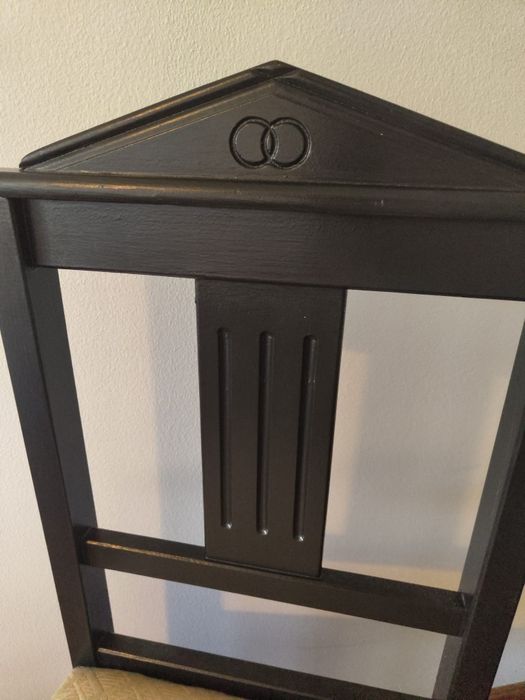 Cadeira de madeira pintada de preto em muito bom estado