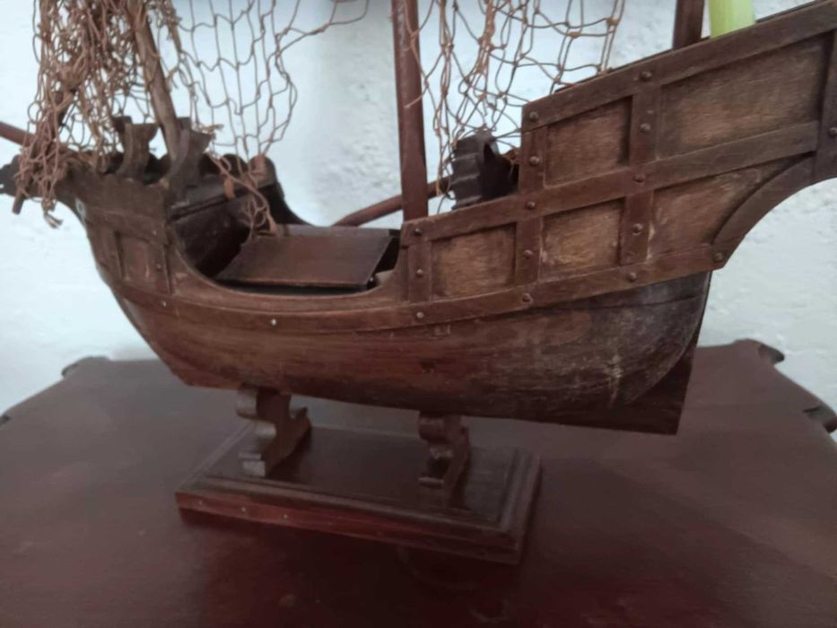 Barco artesanal em mogno