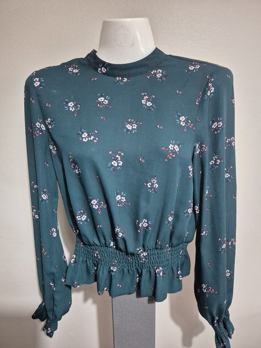 Blusa Manga Comprida 
Loja H&M
Cor verde
Tamanho 32

Tem elastano em b