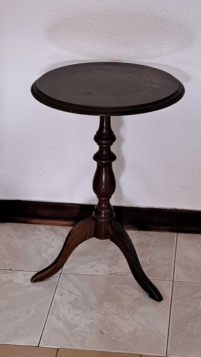 Mesa pé de galo tom escuro