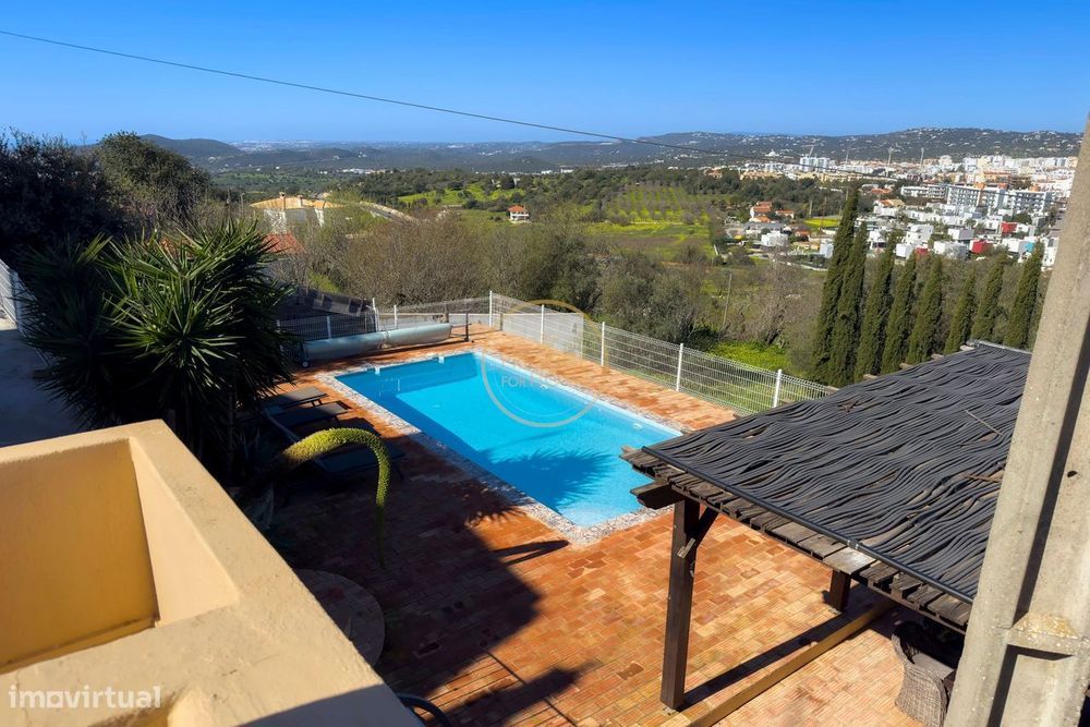 Moradia isolada com piscina e cozinha exterior – Curta distância do ce