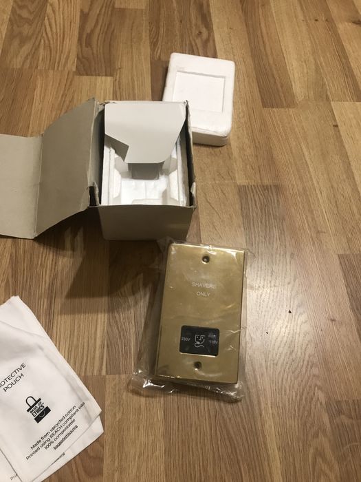 Розетка для бритвы из матовой латуни The Savoy Collection 230 / 115V P