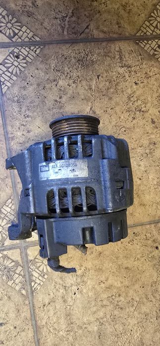 Alternator  A6 C5.    2,4 SG12B054.     S584330A Valeo 14V
