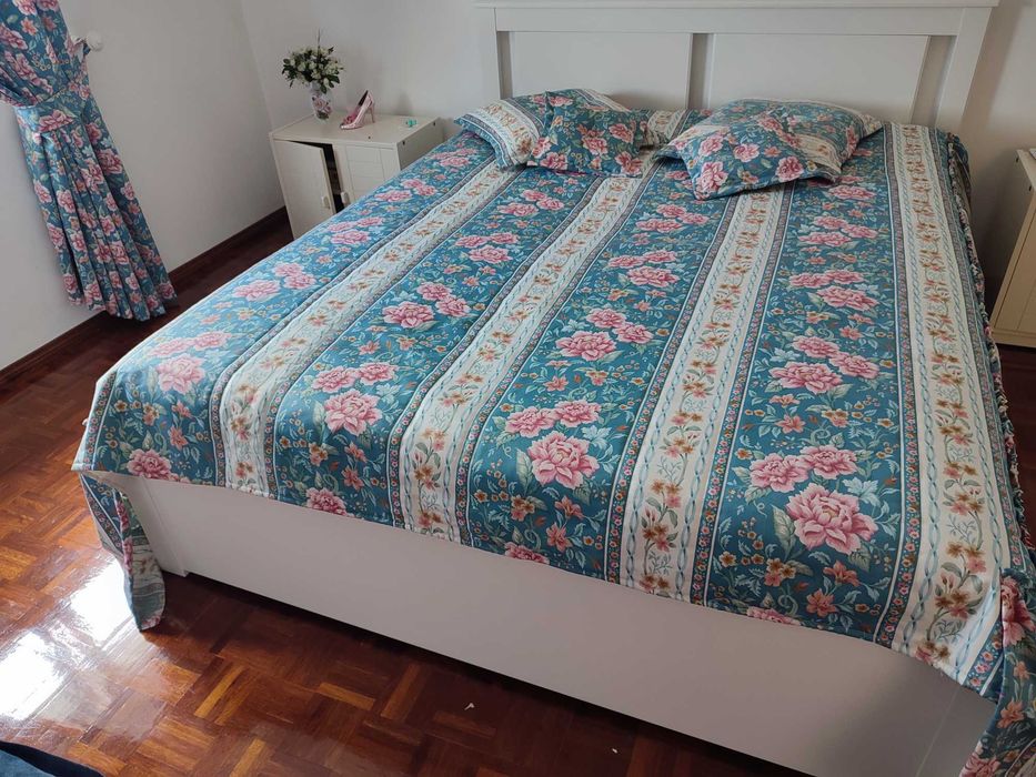 Conjunto cortinados e colcha de cama