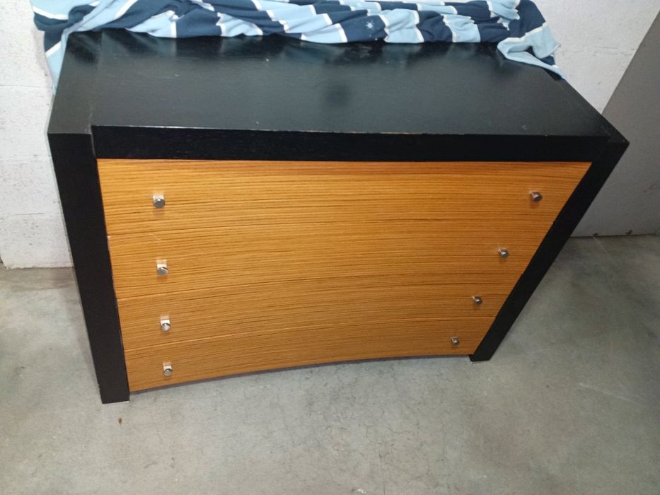 Cómoda com espelho completamente impecável, robusta ,linhas modernas 
Medidas:120/90/52cm