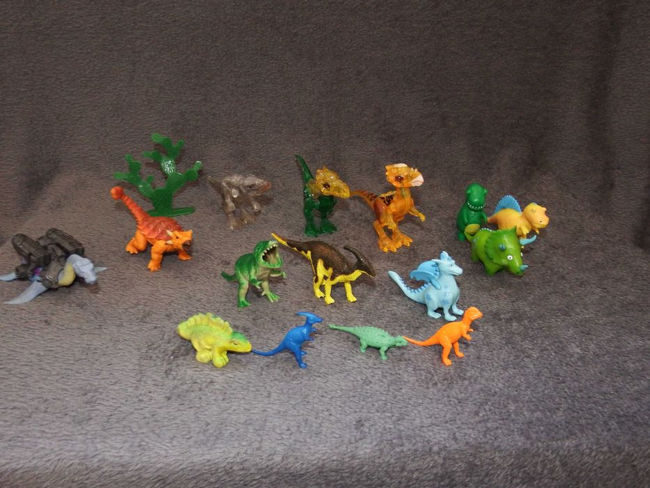 zestaw figurek dinozaurów Lego-nie lego