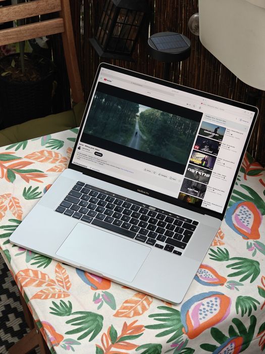 Jak nowy Apple MacBook Pro 16 i7 16GB, 512GB stan bardzo dobry, niesamowite głośniki, duży ekran, Tahoe, oryginalna ładowarka Apple