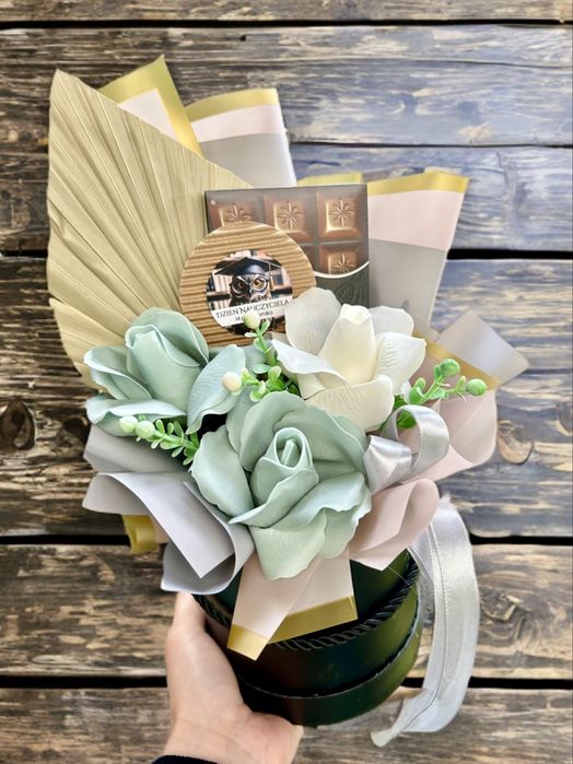 Flowerbox z kwiatami mydlanymi i czekoladą dla meżczyzn  Dzień Taty inne okazje dowolny napis
