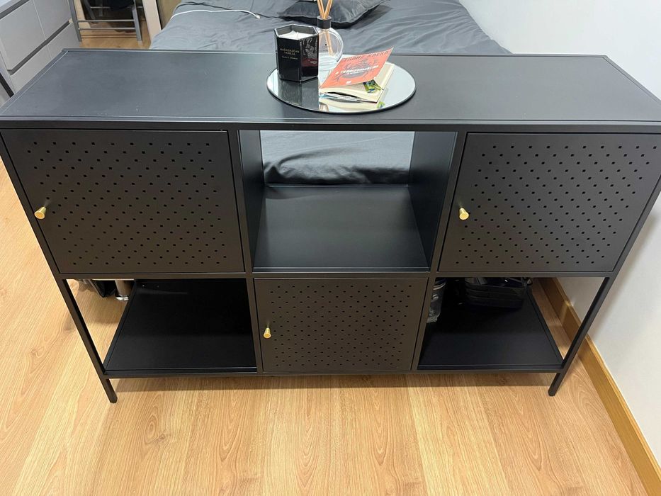 Aparador preto com 3 portas