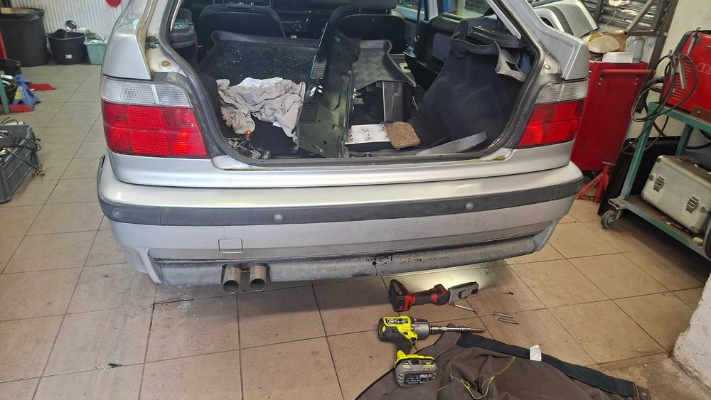 zderzak tył BMW E36 compact M pakiet oryginał kpl z wzmocnieniem listwami czujnikami i modułem PDC