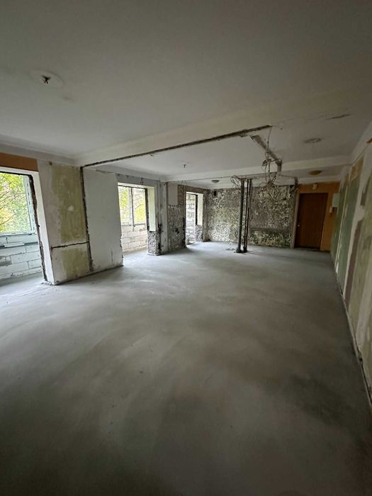 Фасадне приміщення в оренду на Березняках