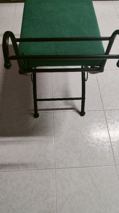 Banco forrado a verde