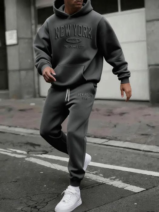 Чоловічій спортивний костюм з тисненням.