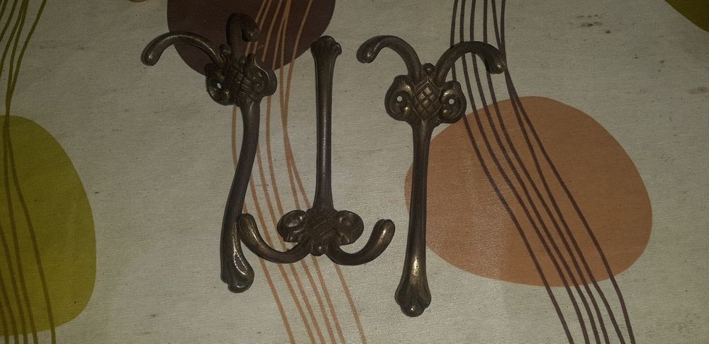 Cabides antigos em metal e buda