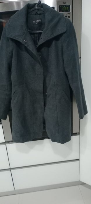 Casaco em tom de antracite pelo joelho com rachinha atrás