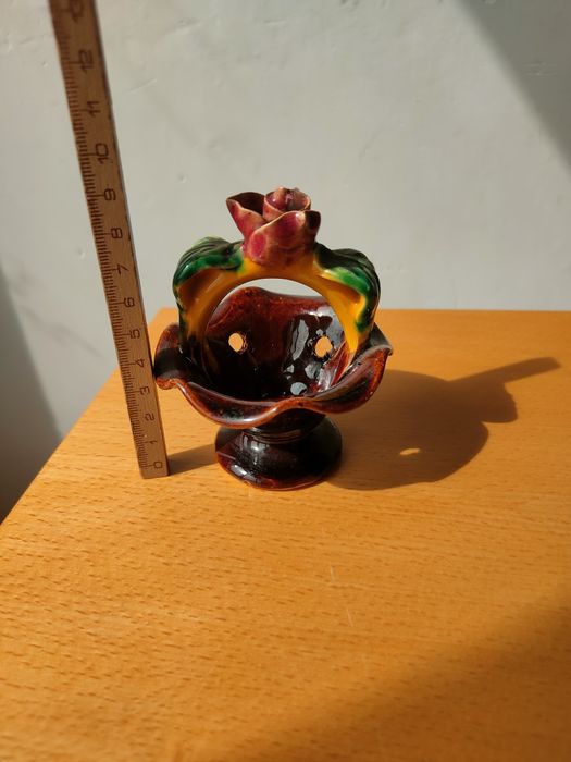 Conjunto de flores em cerâmica.