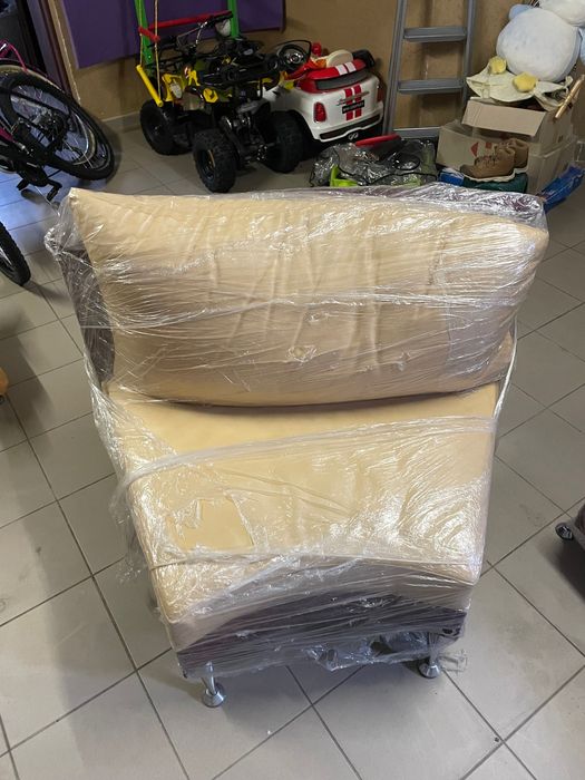 Диван з 4 елементів та підставкою під ноги.