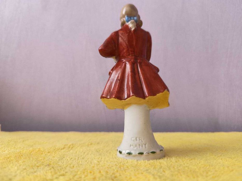 я фарфоровая статуэтка кавалера, выполненная в стиле рококо.Германия