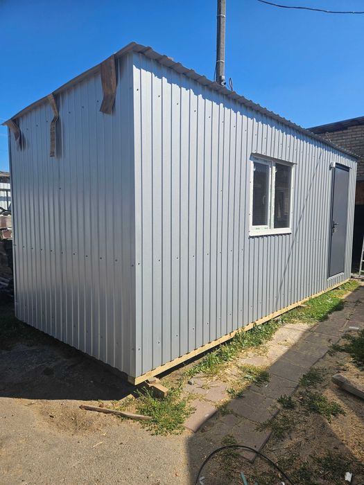 Вагончик, побутівка, будиночок.