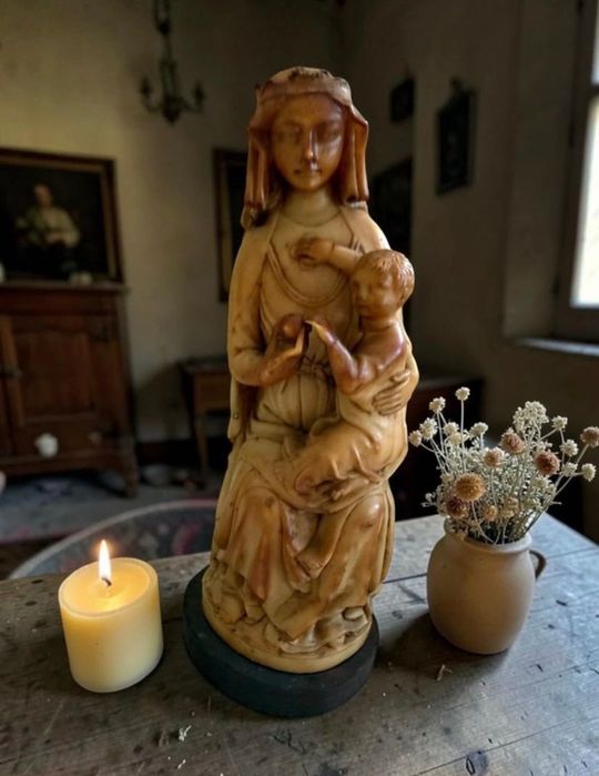 Estatueta religiosa da Virgem Maria com o Menino