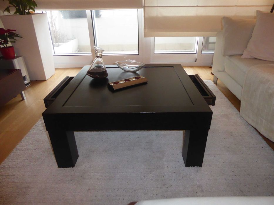 Mesa quadrada de centro com gavetas