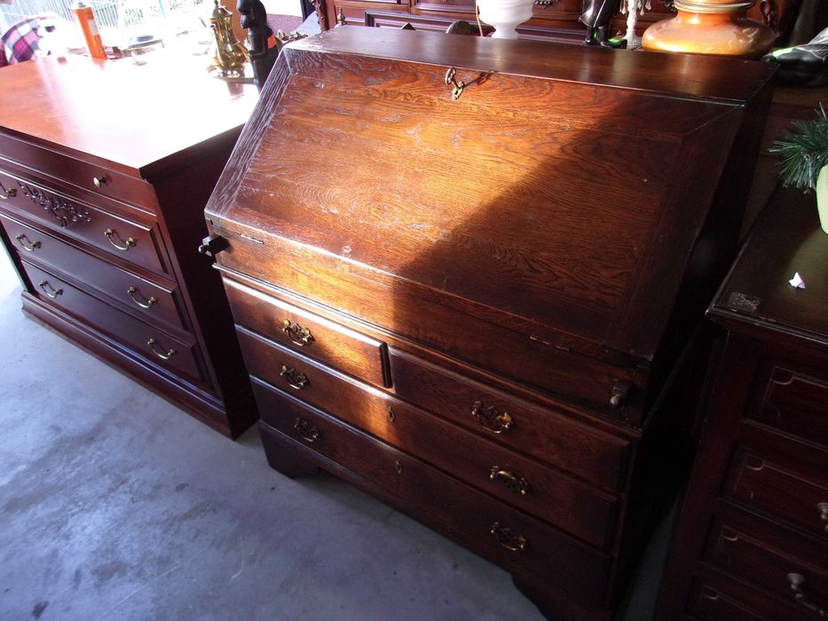 Sekretarzyk dębowy.Bardzo masywny lity dąb 100 %.