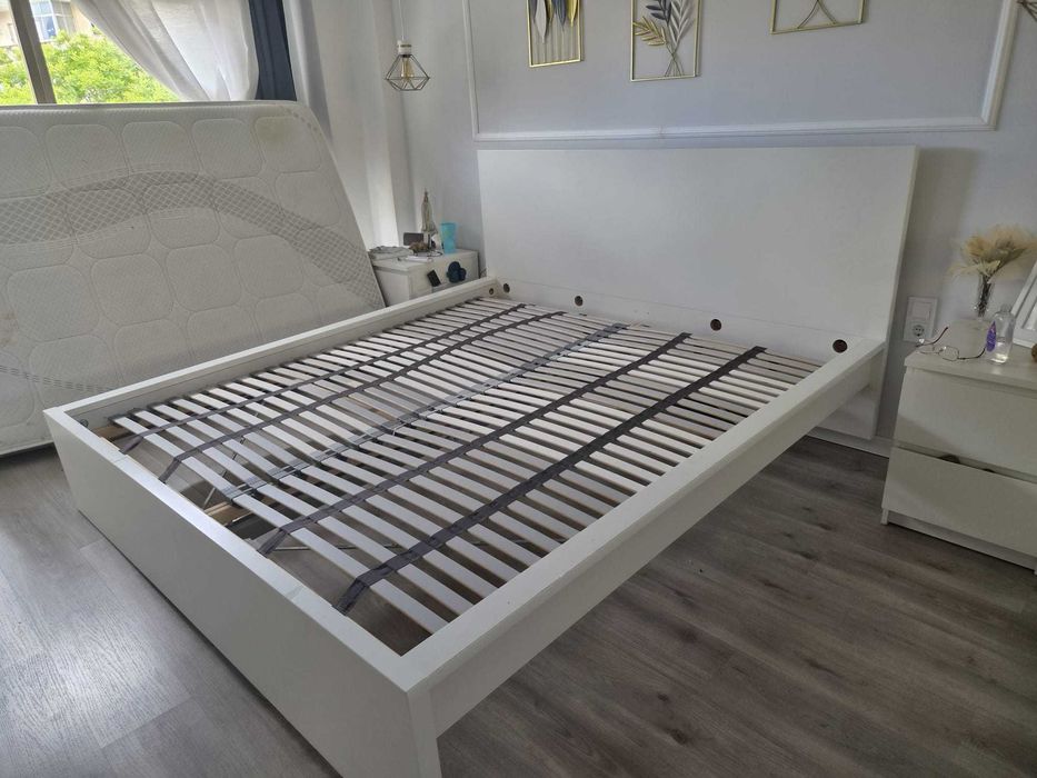 Cama + estrado  IKEA MALM  200cmX200cm em bom estado...  sem trave central e pode levar 2 ou 4 gavetões IKEA