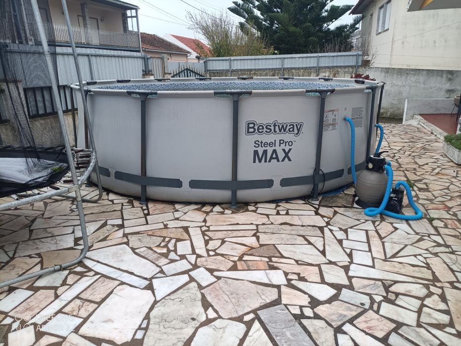 Piscina com bomba de filtragem de areia