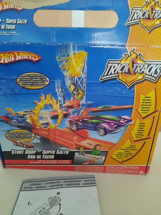 Várias pistas da Hot Wheels