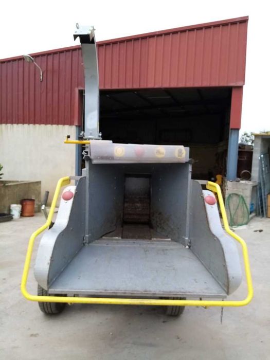 Triturador de madeiras e arbustos