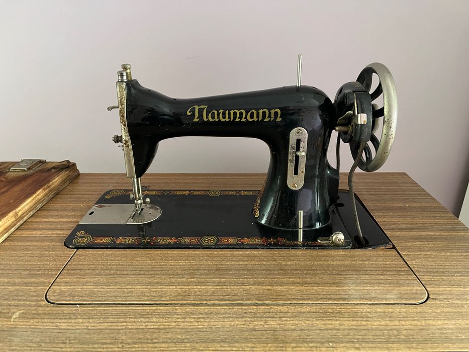 Máquina de Costura Antiga Naumann com Móvel e Pedal Original