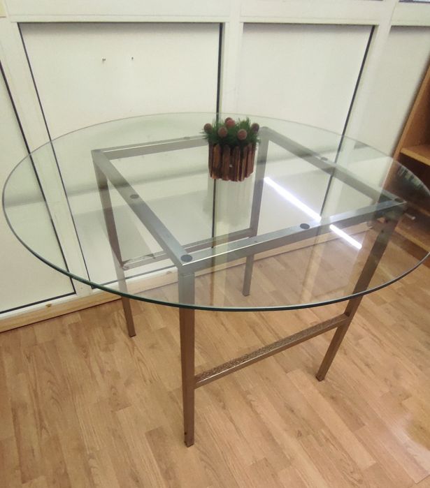 Mesa com tampo de vidro