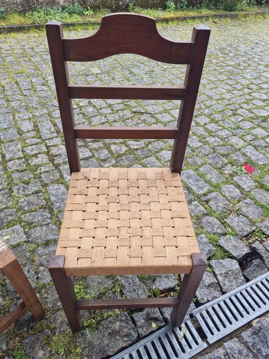 Vendo cadeiras de verga e madeira, ideais para decoração.