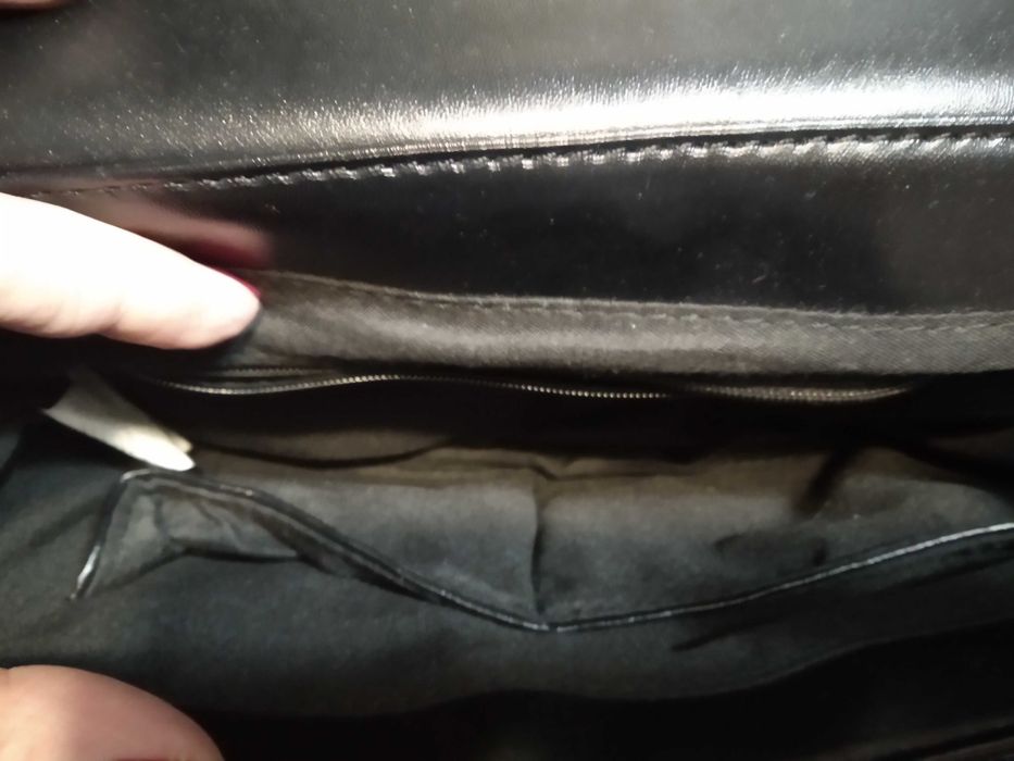 Nowa torebka wizytowa z błyszczącego materiału