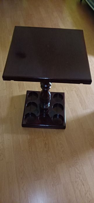 Mesa bar quadrada, com pé torneado à mão