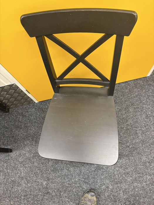 Cadeira de madeira do IKEA