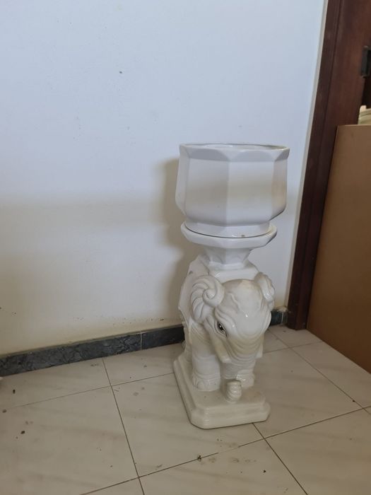 Elegante como base de vaso em ceramica
