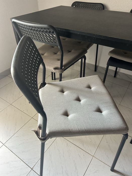 Vendo conjunto de mesa de jantar com 4 cadeiras