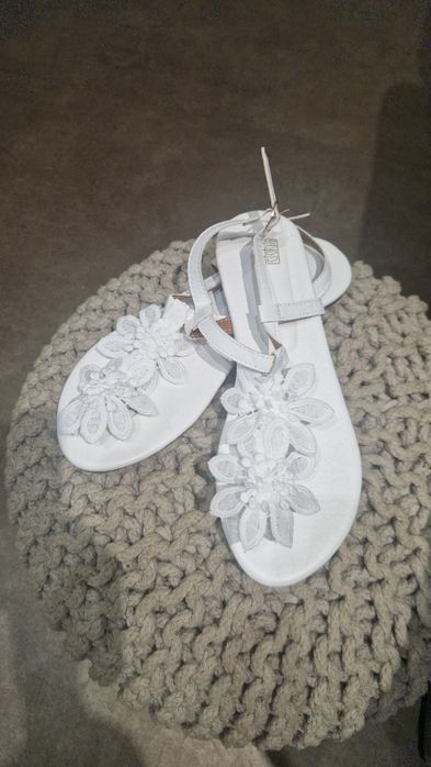 Sandálias  brancas novas
