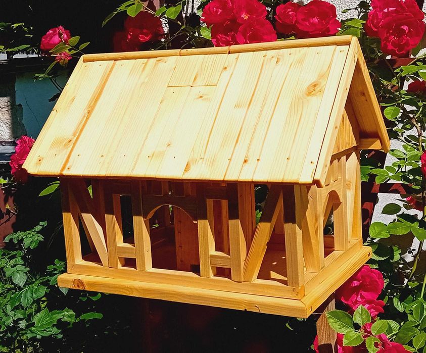 Drewniany domek szachulcowy karmnik z zasobnikiem na ziarno