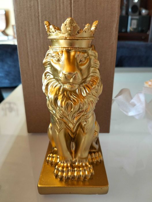 Estatueta do Leão em dourado nova com a sua caixa ,mede 15cm