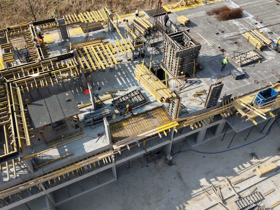 Wynajem i sprzedaż szalunków rusztowań podnośników kontenerów ogrodzeń