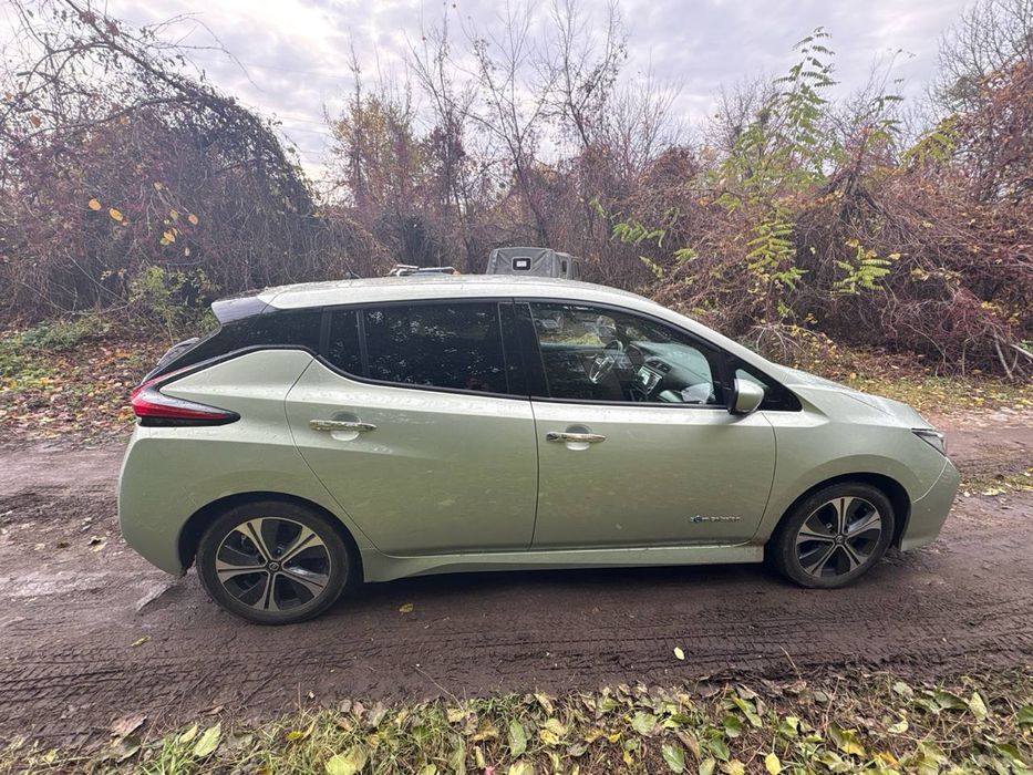 Оренда Nissan leaf 2018 року (40кВт)