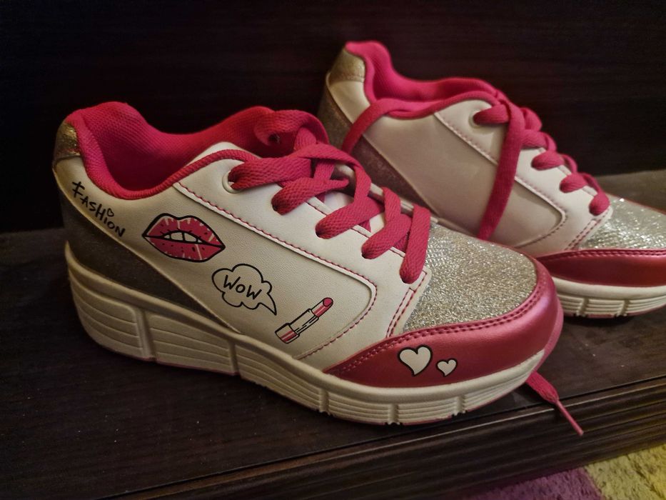 Buty z wysuwanymi  kółkami