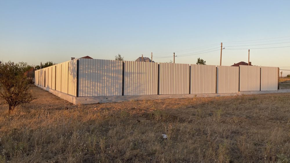 Участок с фундаментом.