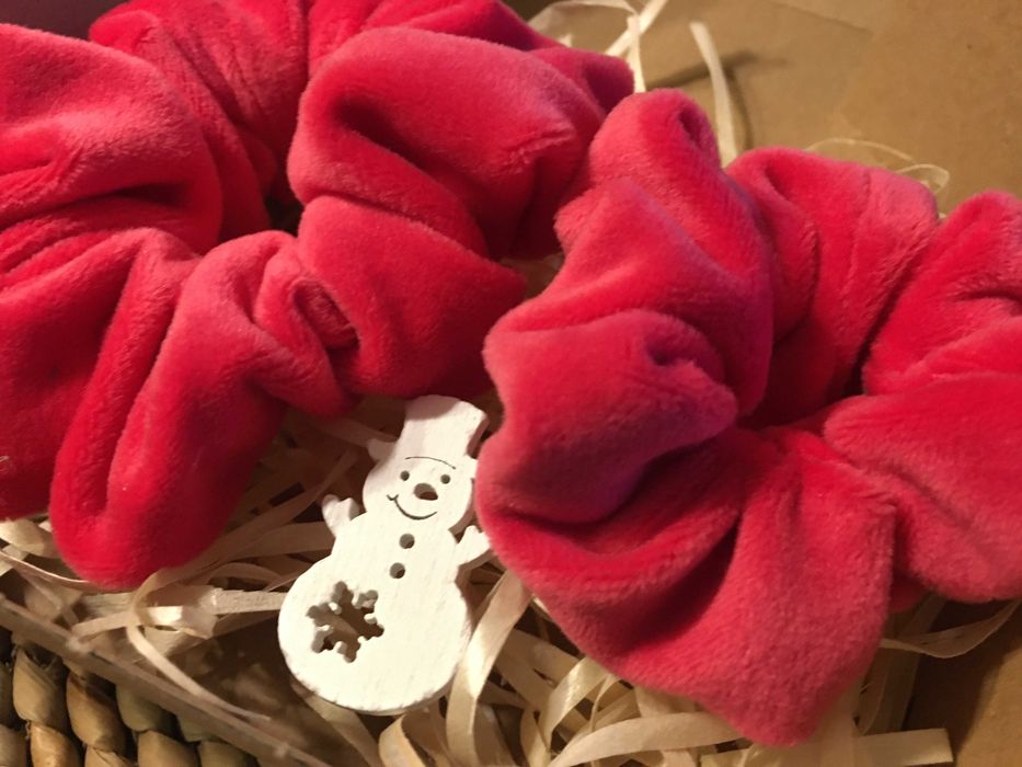 Prezent dla mamy i córki welurowa frotka różowa scrunchie