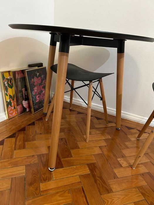 Mesa de refeições (até 5 pessoas) + 2 bancos